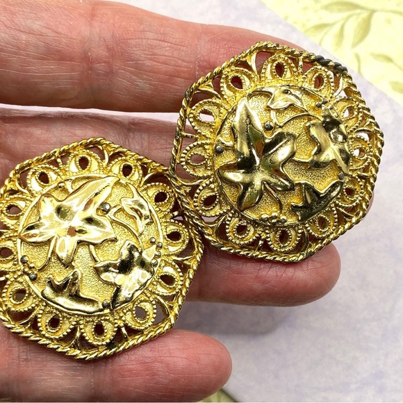 AVON Barrera Gold Tone Leaves Clip-on Earrings Jose Maria Barrera For AVON 1989 - Picture 9 of 10